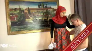 Buharlı Banyoya Üvey Annesiyle Birlikte Girince Siki Amında Eridi